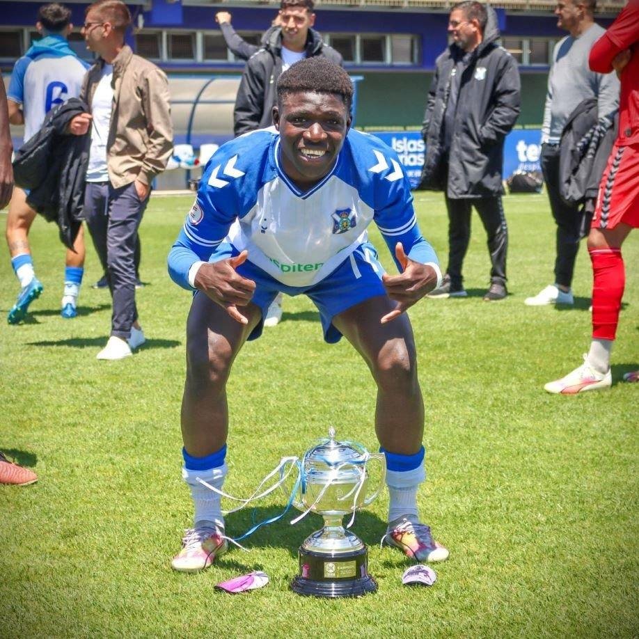 Alioune Mané comemora título com troféu