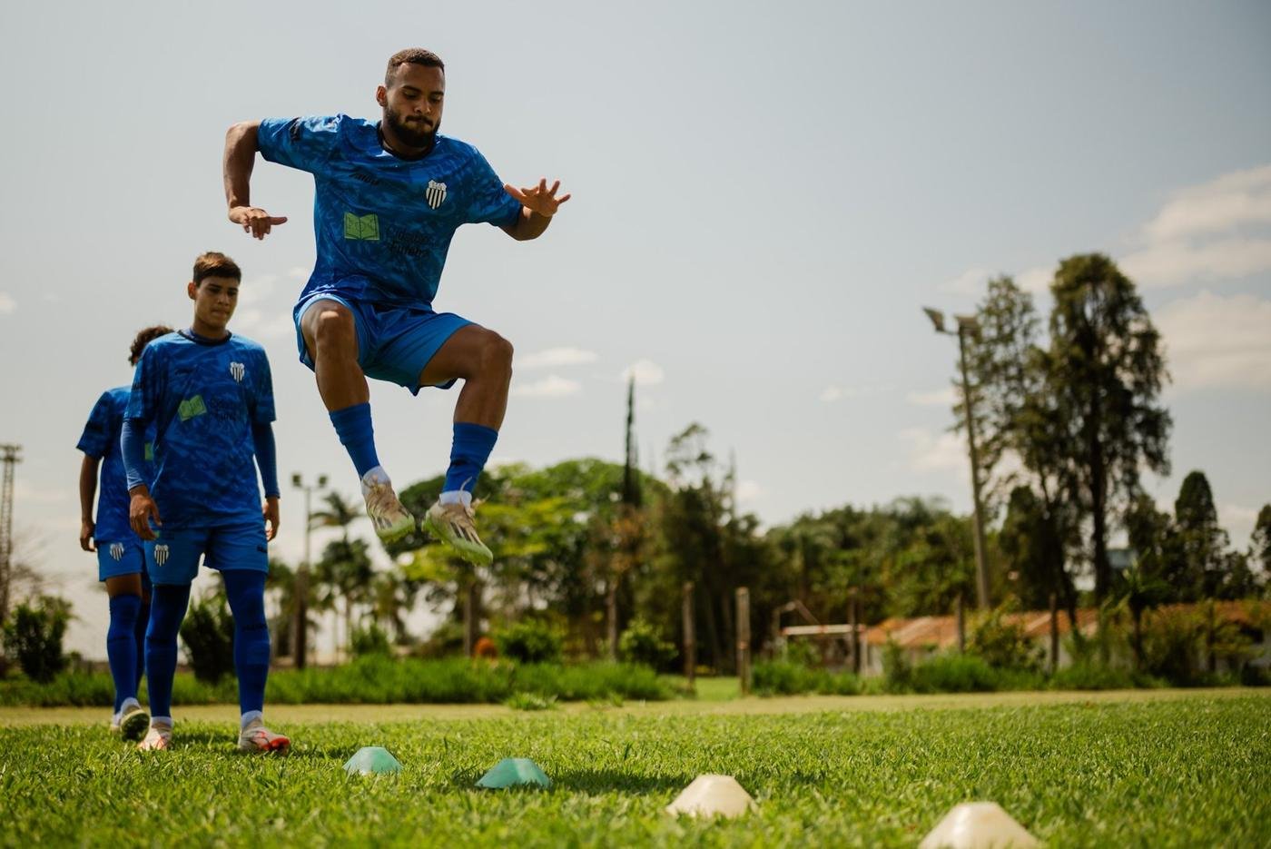 Atleta do CFC Tietê salta durante treino no centro de treinamento