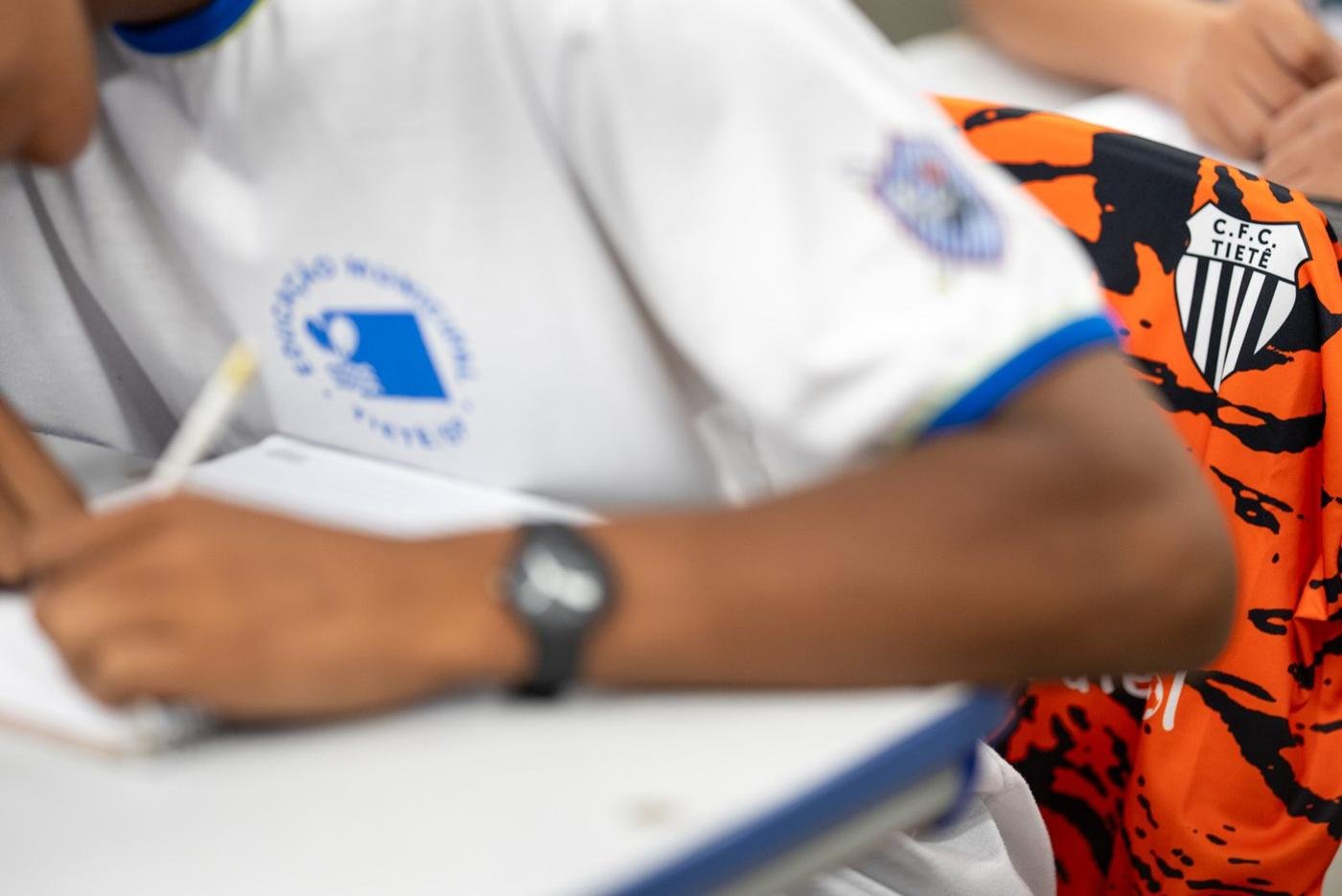 Atleta da base estuda em sala de aula do projeto