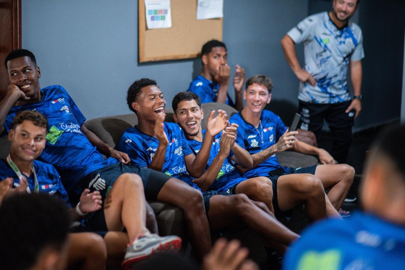 Atletas da base do CFC Tietê reunidos no alojamento