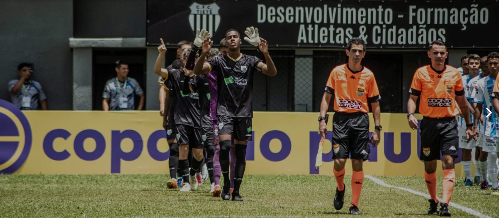 Equipe do CFC Tietê entra em campo na Copa São Paulo, sob a faixa Desenvolvimento, Formação, Atletas e Cidadãos
