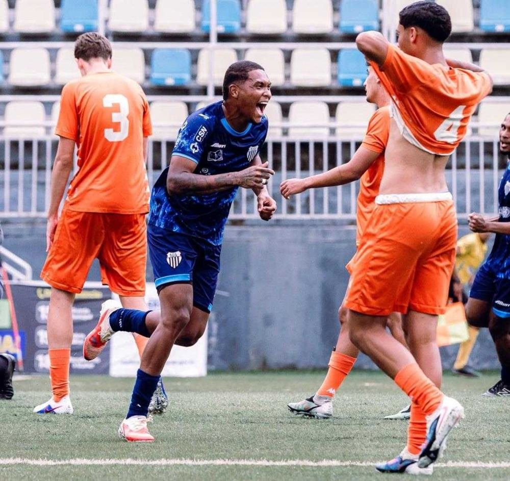 Jogador do CFC Tietê comemora gol contra o Brasilis no Paulista Sub-20
