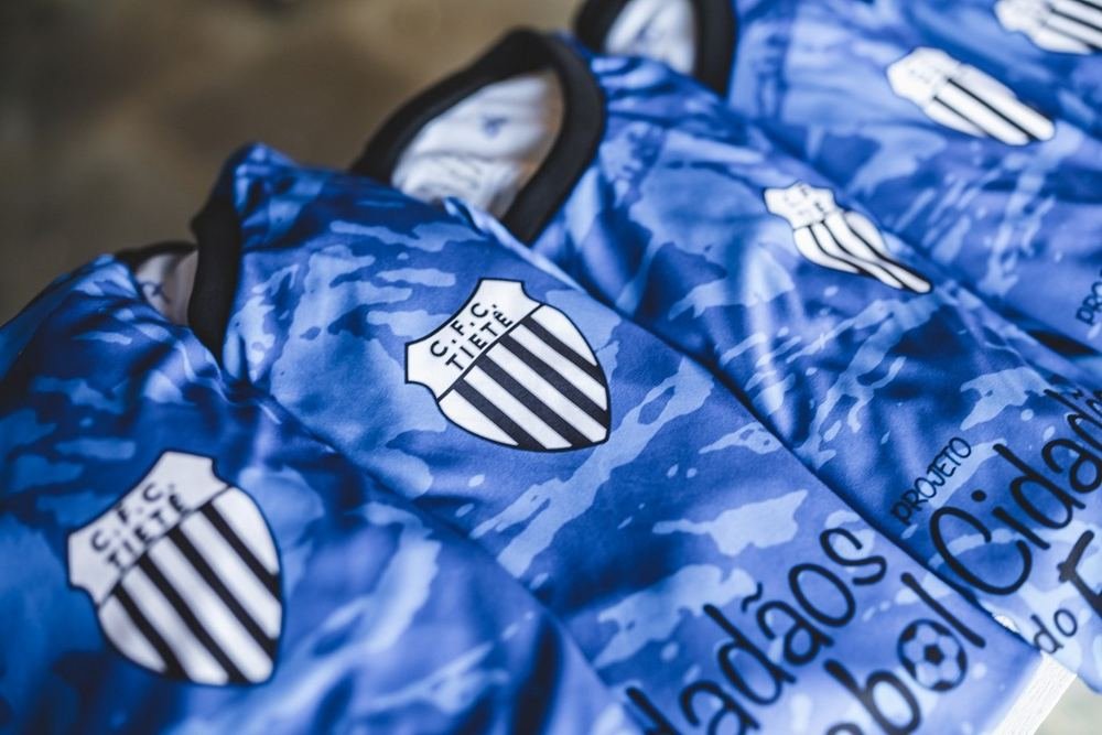 Uniformes do CFC Tietê com o escudo alvinegro