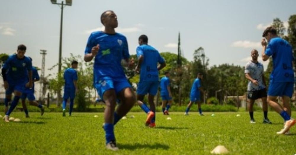Atletas do CFC Tietê em treino no centro de treinamento
